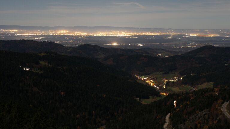 Dieses Bild zeigt eine Webcam-Aufnahme vom Achertal, aufgenommen am Dienstag, den 04.11.2025 um 23:30 Uhr. Die Temperatur betrug 13.5°C.