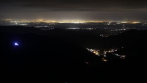 Dieses Bild zeigt eine Webcam-Aufnahme vom Achertal, aufgenommen am Mittwoch, den 17.12.2025 um 23:30 Uhr. Die Temperatur betrug 5.2°C.