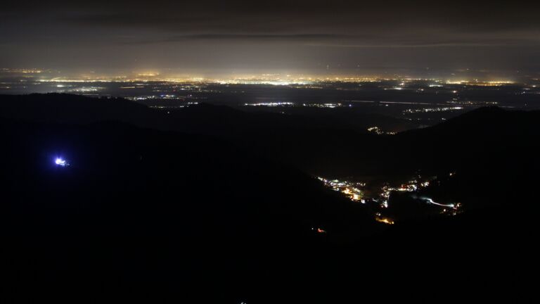 Dieses Bild zeigt eine Webcam-Aufnahme vom Achertal, aufgenommen am Mittwoch, den 17.12.2025 um 23:30 Uhr. Die Temperatur betrug 5.2°C.