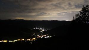 Dieses Bild zeigt eine Webcam-Aufnahme vom Achertal, aufgenommen am Samstag, den 06.06.2026 um 01:00 Uhr. Die Temperatur betrug 12.8°C.
