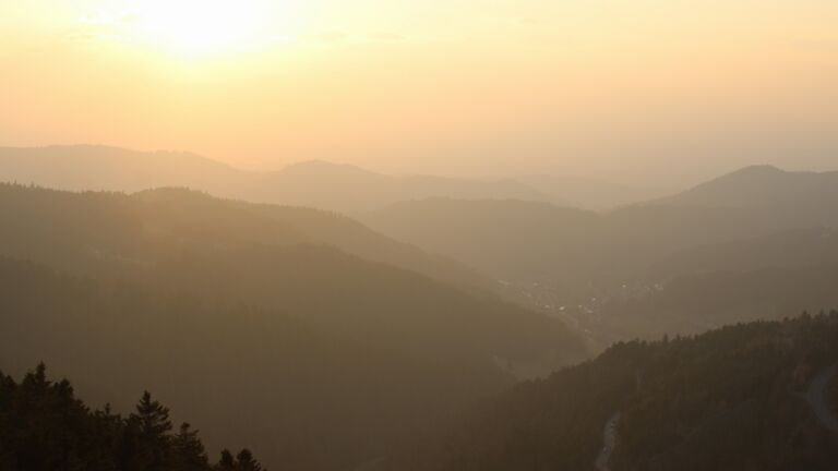 Dieses Bild zeigt eine Webcam-Aufnahme vom Achertal, aufgenommen am Mittwoch, den 18.03.2026 um 18:10 Uhr. Die Temperatur betrug 4.5°C.