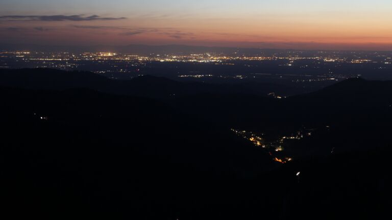 Dieses Bild zeigt eine Webcam-Aufnahme vom Achertal, aufgenommen am Montag, den 18.08.2025 um 21:40 Uhr. Die Temperatur betrug 16.5°C.