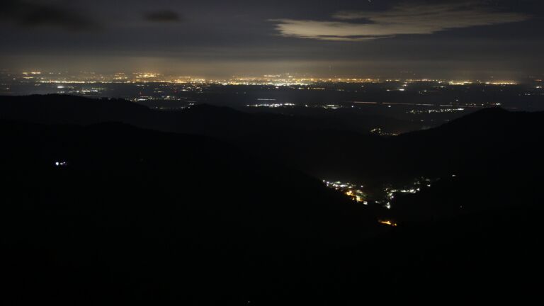 Dieses Bild zeigt eine Webcam-Aufnahme vom Achertal, aufgenommen am Mittwoch, den 15.04.2026 um 04:00 Uhr. Die Temperatur betrug 3.1°C.