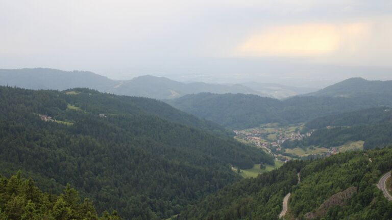 Dieses Bild zeigt eine Webcam-Aufnahme vom Achertal, aufgenommen am Samstag, den 31.05.2025 um 18:50 Uhr. Die Temperatur betrug 21°C.