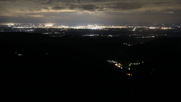 Dieses Bild zeigt eine Webcam-Aufnahme vom Achertal, aufgenommen am Dienstag, den 02.09.2025 um 00:30 Uhr. Die Temperatur betrug 10.6°C.