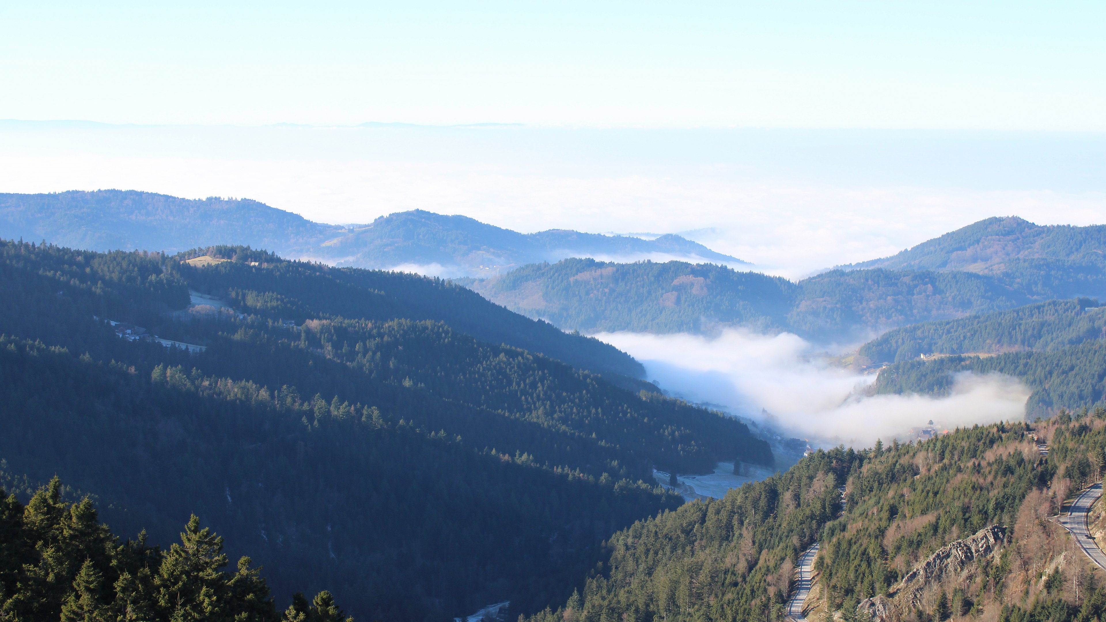 Dieses Bild zeigt eine Webcam-Aufnahme vom Achertal, aufgenommen am Sonntag, den 28.12.2025 um 12:50 Uhr. Die Temperatur betrug 2.2°C.