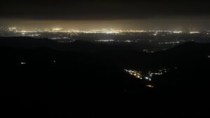 Dieses Bild zeigt eine Webcam-Aufnahme vom Achertal, aufgenommen am Montag, den 06.04.2026 um 01:00 Uhr. Die Temperatur betrug 5.7°C.