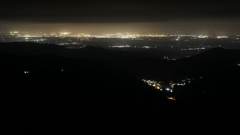 Dieses Bild zeigt eine Webcam-Aufnahme vom Achertal, aufgenommen am Montag, den 06.04.2026 um 01:00 Uhr. Die Temperatur betrug 5.7°C.