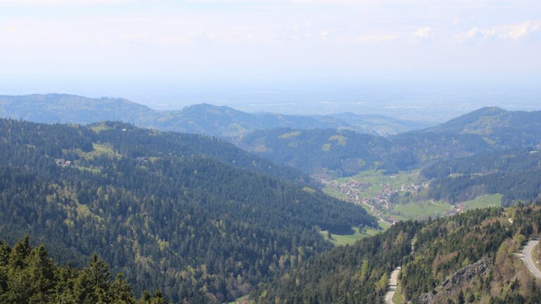 Dieses Bild zeigt eine Webcam-Aufnahme vom Achertal, aufgenommen am Samstag, den 18.04.2026 um 14:20 Uhr. Die Temperatur betrug 15.4°C.