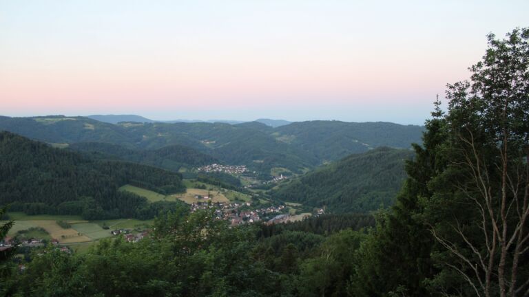 Dieses Bild zeigt eine Webcam-Aufnahme vom Achertal, aufgenommen am Freitag, den 29.05.2026 um 05:30 Uhr. Die Temperatur betrug 17.7°C.