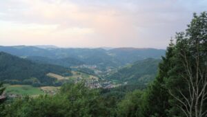 Dieses Bild zeigt eine Webcam-Aufnahme vom Achertal, aufgenommen am Sonntag, den 21.06.2026 um 05:50 Uhr. Die Temperatur betrug 25°C.