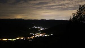 Dieses Bild zeigt eine Webcam-Aufnahme vom Achertal, aufgenommen am Sonntag, den 17.05.2026 um 23:30 Uhr. Die Temperatur betrug 10.6°C.
