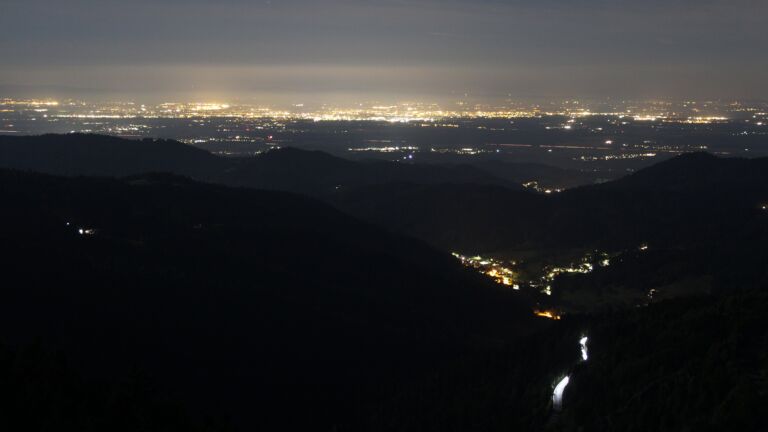 Dieses Bild zeigt eine Webcam-Aufnahme vom Achertal, aufgenommen am Donnerstag, den 02.10.2025 um 23:00 Uhr. Die Temperatur betrug 4°C.