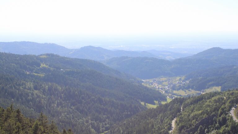 Dieses Bild zeigt eine Webcam-Aufnahme vom Achertal, aufgenommen am Freitag, den 30.05.2025 um 17:50 Uhr. Die Temperatur betrug 21.1°C.