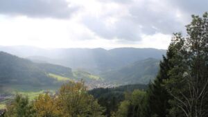 Dieses Bild zeigt eine Webcam-Aufnahme vom Achertal, aufgenommen am Mittwoch, den 28.10.2026 um 13:50 Uhr. Die Temperatur betrug 11.1°C.