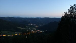 Dieses Bild zeigt eine Webcam-Aufnahme vom Achertal, aufgenommen am Mittwoch, den 17.06.2026 um 22:30 Uhr. Die Temperatur betrug 22.4°C.