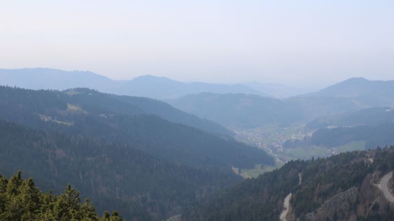 Dieses Bild zeigt eine Webcam-Aufnahme vom Achertal, aufgenommen am Montag, den 23.03.2026 um 13:30 Uhr. Die Temperatur betrug 8.9°C.