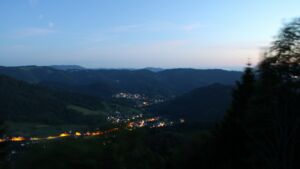 Dieses Bild zeigt eine Webcam-Aufnahme vom Achertal, aufgenommen am Donnerstag, den 21.05.2026 um 22:00 Uhr. Die Temperatur betrug 16.4°C.