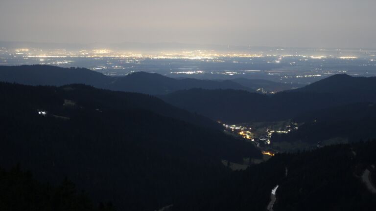 Dieses Bild zeigt eine Webcam-Aufnahme vom Achertal, aufgenommen am Freitag, den 27.02.2026 um 02:00 Uhr. Die Temperatur betrug 9.8°C.