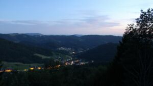 Dieses Bild zeigt eine Webcam-Aufnahme vom Achertal, aufgenommen am Dienstag, den 07.07.2026 um 22:20 Uhr. Die Temperatur betrug 22.1°C.