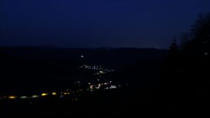 Dieses Bild zeigt eine Webcam-Aufnahme vom Achertal, aufgenommen am Freitag, den 26.06.2026 um 04:00 Uhr. Die Temperatur betrug 27.3°C.
