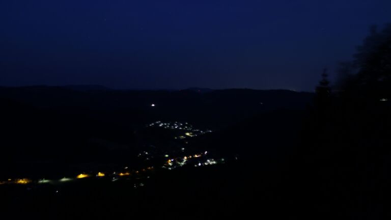 Dieses Bild zeigt eine Webcam-Aufnahme vom Achertal, aufgenommen am Freitag, den 26.06.2026 um 04:00 Uhr. Die Temperatur betrug 27.3°C.