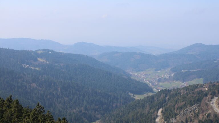 Dieses Bild zeigt eine Webcam-Aufnahme vom Achertal, aufgenommen am Sonntag, den 22.03.2026 um 12:40 Uhr. Die Temperatur betrug 5.5°C.