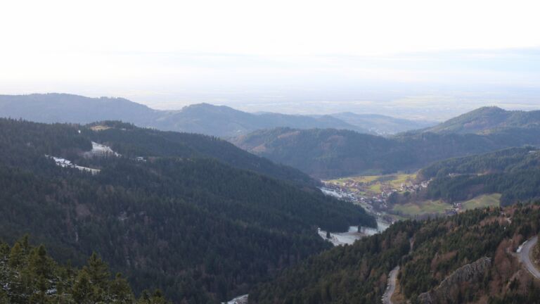 Dieses Bild zeigt eine Webcam-Aufnahme vom Achertal, aufgenommen am Mittwoch, den 19.11.2025 um 15:30 Uhr. Die Temperatur betrug -0.8°C.