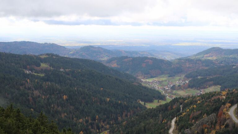 Dieses Bild zeigt eine Webcam-Aufnahme vom Achertal, aufgenommen am Montag, den 03.11.2025 um 13:50 Uhr. Die Temperatur betrug 5.4°C.