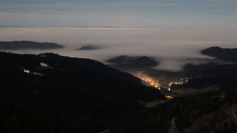 Dieses Bild zeigt eine Webcam-Aufnahme vom Achertal, aufgenommen am Donnerstag, den 05.02.2026 um 02:30 Uhr. Die Temperatur betrug 4.9°C.