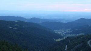 Dieses Bild zeigt eine Webcam-Aufnahme vom Achertal, aufgenommen am Samstag, den 05.07.2025 um 21:50 Uhr. Die Temperatur betrug 17.4°C.
