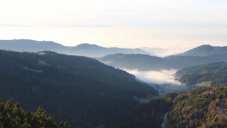 Dieses Bild zeigt eine Webcam-Aufnahme vom Achertal, aufgenommen am Sonntag, den 21.12.2025 um 15:30 Uhr. Die Temperatur betrug 7.4°C.