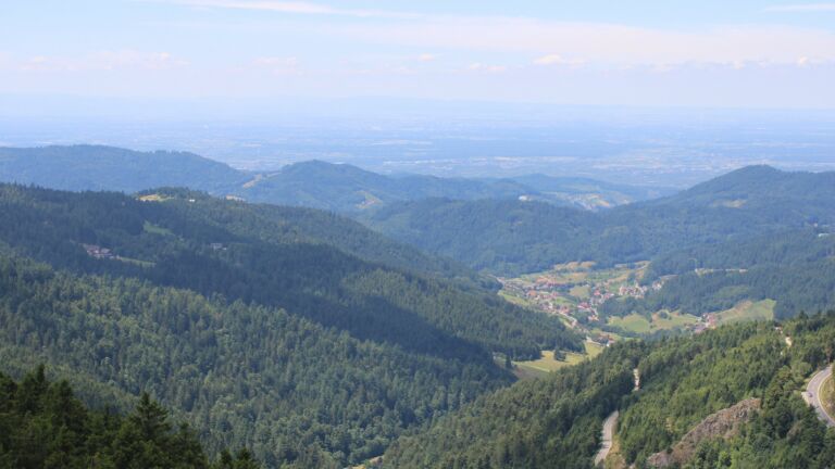 Dieses Bild zeigt eine Webcam-Aufnahme vom Achertal, aufgenommen am Freitag, den 18.07.2025 um 13:30 Uhr. Die Temperatur betrug 18.3°C.