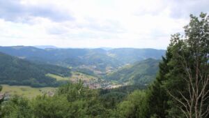 Dieses Bild zeigt eine Webcam-Aufnahme vom Achertal, aufgenommen am Montag, den 27.07.2026 um 14:10 Uhr. Die Temperatur betrug 21.6°C.