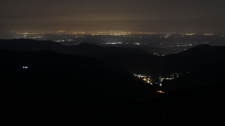 Dieses Bild zeigt eine Webcam-Aufnahme vom Achertal, aufgenommen am Montag, den 09.03.2026 um 01:30 Uhr. Die Temperatur betrug 9.6°C.