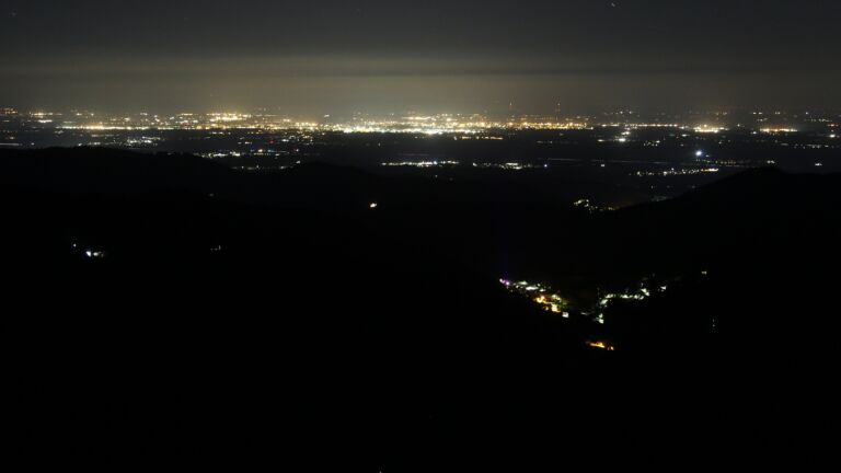 Dieses Bild zeigt eine Webcam-Aufnahme vom Achertal, aufgenommen am Sonntag, den 29.06.2025 um 02:30 Uhr. Die Temperatur betrug 19.3°C.
