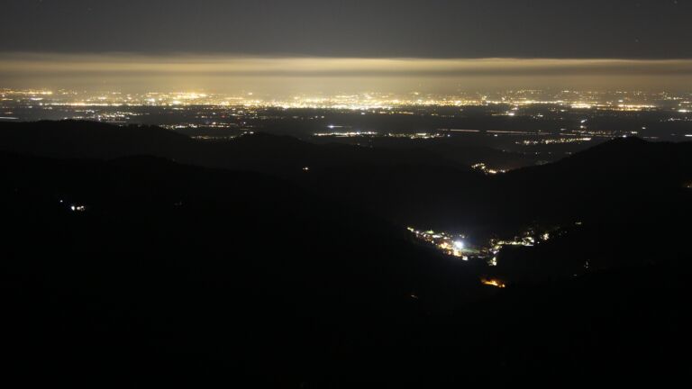 Dieses Bild zeigt eine Webcam-Aufnahme vom Achertal, aufgenommen am Dienstag, den 14.10.2025 um 21:30 Uhr. Die Temperatur betrug 6.6°C.