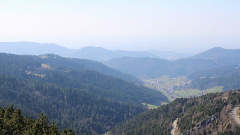 Dieses Bild zeigt eine Webcam-Aufnahme vom Achertal, aufgenommen am Freitag, den 20.03.2026 um 14:20 Uhr. Die Temperatur betrug 9.6°C.