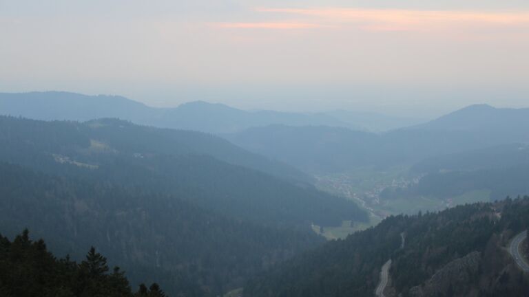 Dieses Bild zeigt eine Webcam-Aufnahme vom Achertal, aufgenommen am Samstag, den 21.03.2026 um 17:50 Uhr. Die Temperatur betrug 2.3°C.