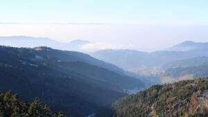 Dieses Bild zeigt eine Webcam-Aufnahme vom Achertal, aufgenommen am Samstag, den 27.12.2025 um 14:00 Uhr. Die Temperatur betrug 5.5°C.