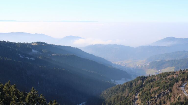 Dieses Bild zeigt eine Webcam-Aufnahme vom Achertal, aufgenommen am Samstag, den 27.12.2025 um 14:00 Uhr. Die Temperatur betrug 5.5°C.