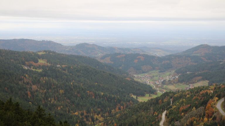 Dieses Bild zeigt eine Webcam-Aufnahme vom Achertal, aufgenommen am Dienstag, den 28.10.2025 um 09:00 Uhr. Die Temperatur betrug 4°C.