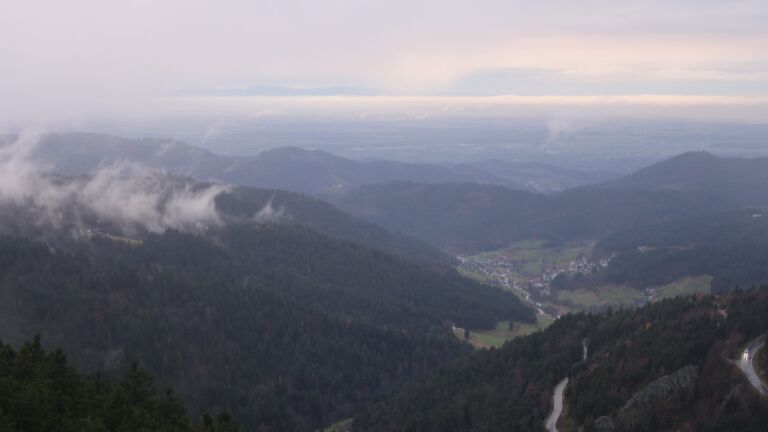 Dieses Bild zeigt eine Webcam-Aufnahme vom Achertal, aufgenommen am Sonntag, den 16.11.2025 um 16:40 Uhr. Die Temperatur betrug 5.9°C.