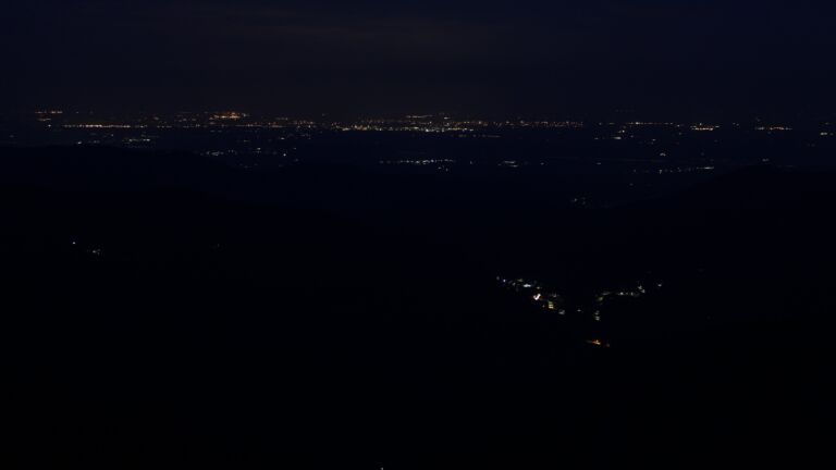 Dieses Bild zeigt eine Webcam-Aufnahme vom Achertal, aufgenommen am Freitag, den 09.05.2025 um 04:40 Uhr. Die Temperatur betrug 2.8°C.