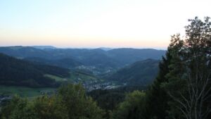Dieses Bild zeigt eine Webcam-Aufnahme vom Achertal, aufgenommen am Sonntag, den 27.09.2026 um 19:10 Uhr. Die Temperatur betrug 25.7°C.