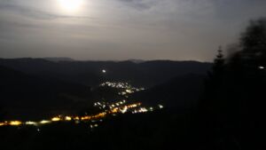 Dieses Bild zeigt eine Webcam-Aufnahme vom Achertal, aufgenommen am Freitag, den 26.06.2026 um 00:00 Uhr. Die Temperatur betrug 27.8°C.