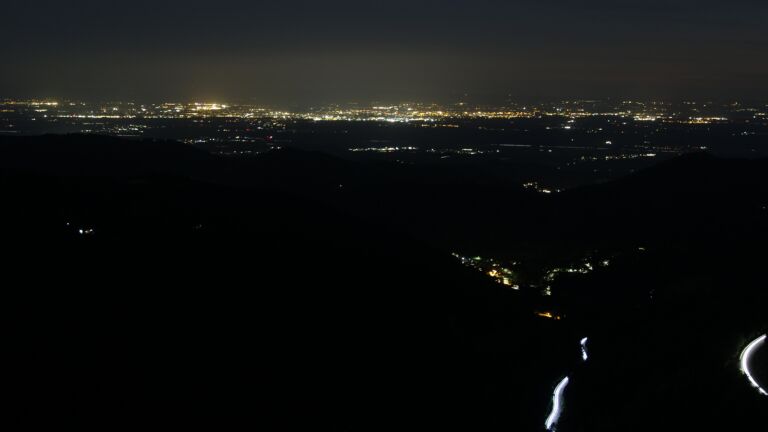 Dieses Bild zeigt eine Webcam-Aufnahme vom Achertal, aufgenommen am Mittwoch, den 06.08.2025 um 22:30 Uhr. Die Temperatur betrug 12.5°C.
