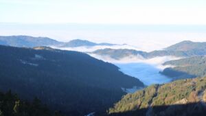 Dieses Bild zeigt eine Webcam-Aufnahme vom Achertal, aufgenommen am Sonntag, den 28.12.2025 um 10:00 Uhr. Die Temperatur betrug -0.1°C.