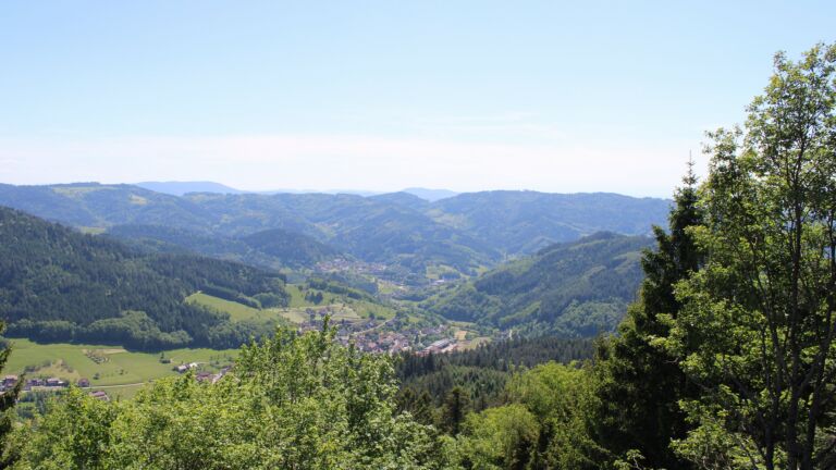 Dieses Bild zeigt eine Webcam-Aufnahme vom Achertal, aufgenommen am Freitag, den 22.05.2026 um 15:30 Uhr. Die Temperatur betrug 27.8°C.