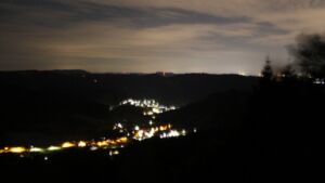 Dieses Bild zeigt eine Webcam-Aufnahme vom Achertal, aufgenommen am Montag, den 24.08.2026 um 04:00 Uhr. Die Temperatur betrug 13°C.